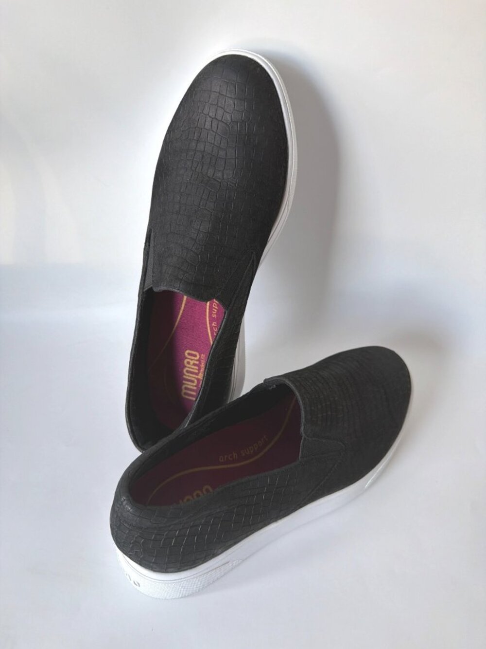 Munro Lenox Croc Print Sneakers Black Leather Slip on Women Shoes Size 7.5